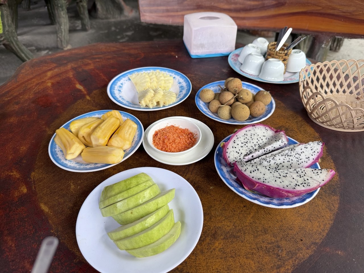 Chưa bao giờ du lịch miền Tây hot như hè năm nay: Ghe xuồng kẹt cứng ngắc, chú thím chèo mỏi tay