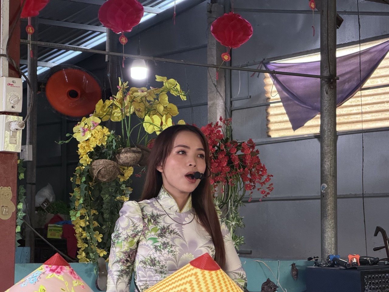 Chưa bao giờ du lịch miền Tây hot như hè năm nay: Ghe xuồng kẹt cứng ngắc, chú thím chèo mỏi tay