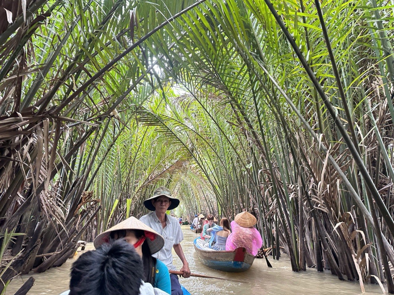 Chưa bao giờ du lịch miền Tây hot như hè năm nay: Ghe xuồng kẹt cứng ngắc, chú thím chèo mỏi tay