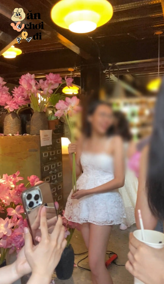 Dù quán có treo biển không rút hoa ngay trước mặt, nhưng vẫn bị phớt lờ