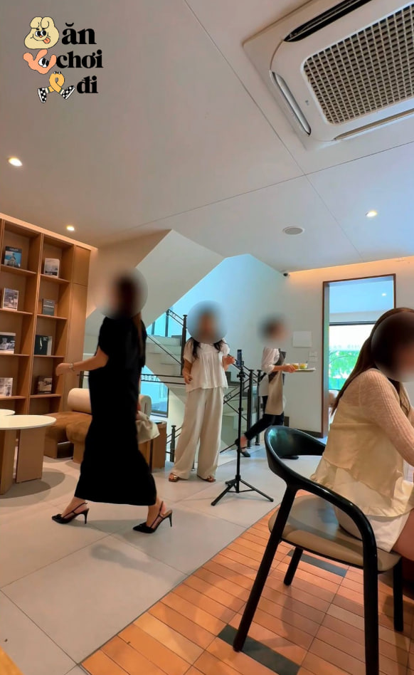 Không kể các góc có ánh sáng đẹp, đến hành lang cũng bị chiếm dụng làm góc chụp hình dù nhiều khách vẫn đang ngồi