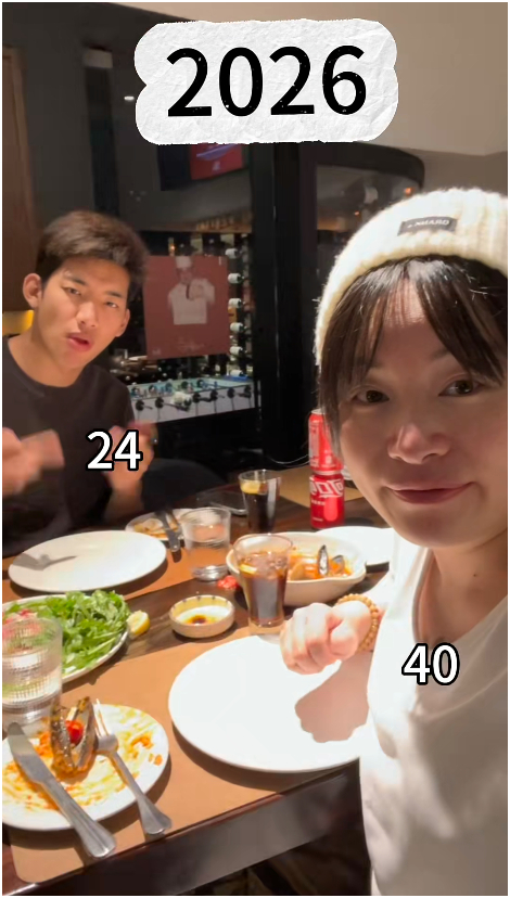 Vợ 40 - chồng 24 tuổi.