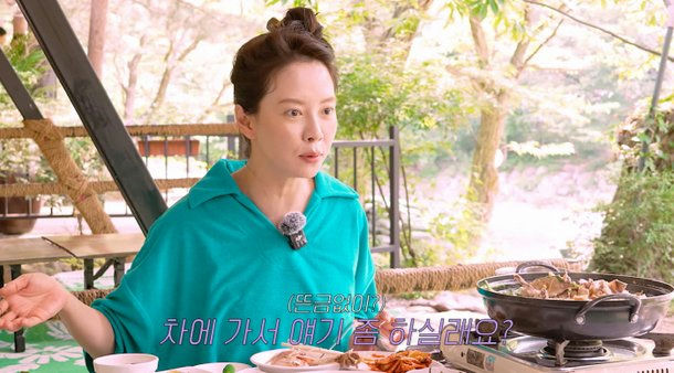Song Ji Hyo liên tục tham gia ghi hình với mái tóc được búi qua loa, đến độ stylist cũng chẳng còn lời gì để nói với cô. Ảnh: Nate