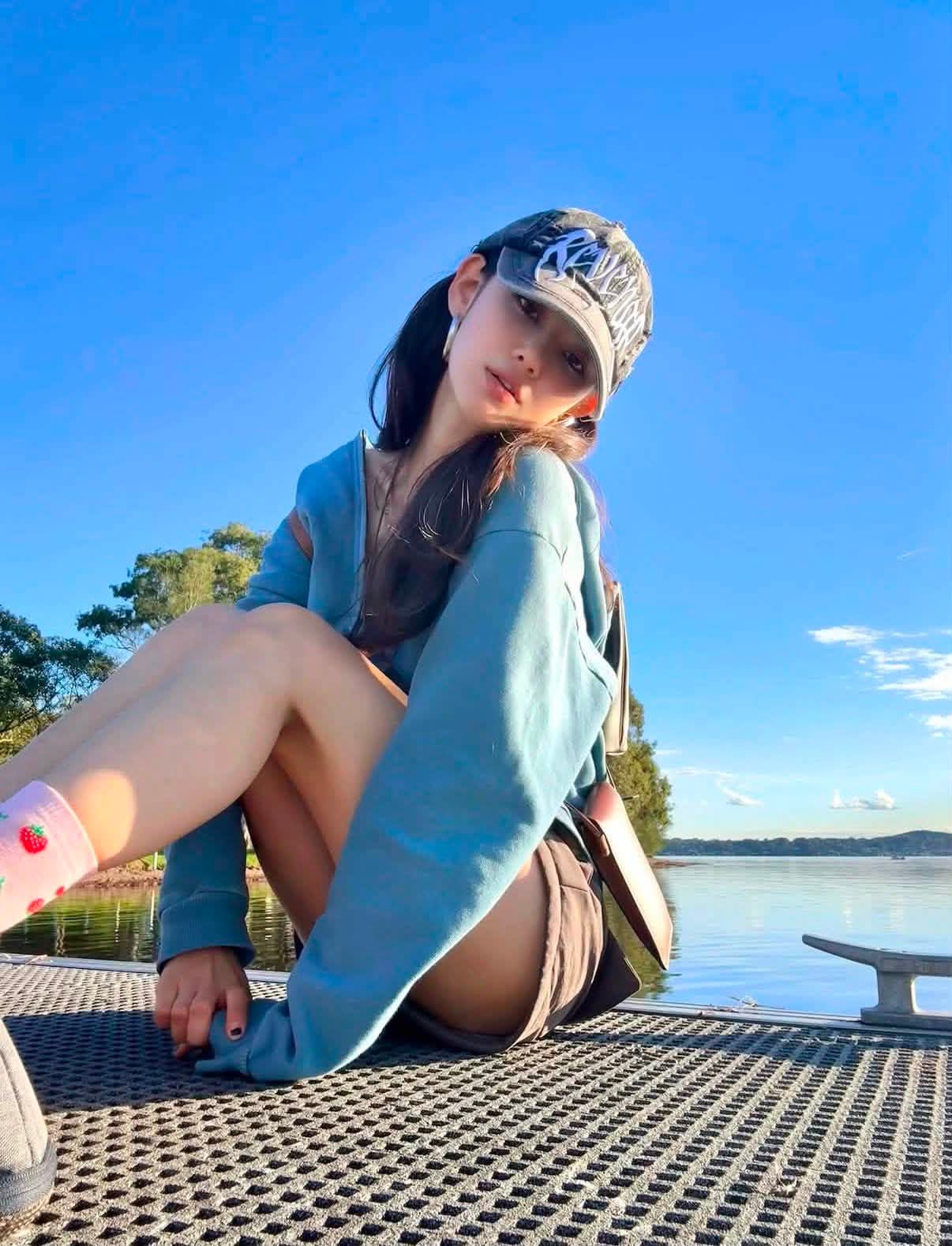 Danielle lẻ loi đăng ảnh mừng ngày debut