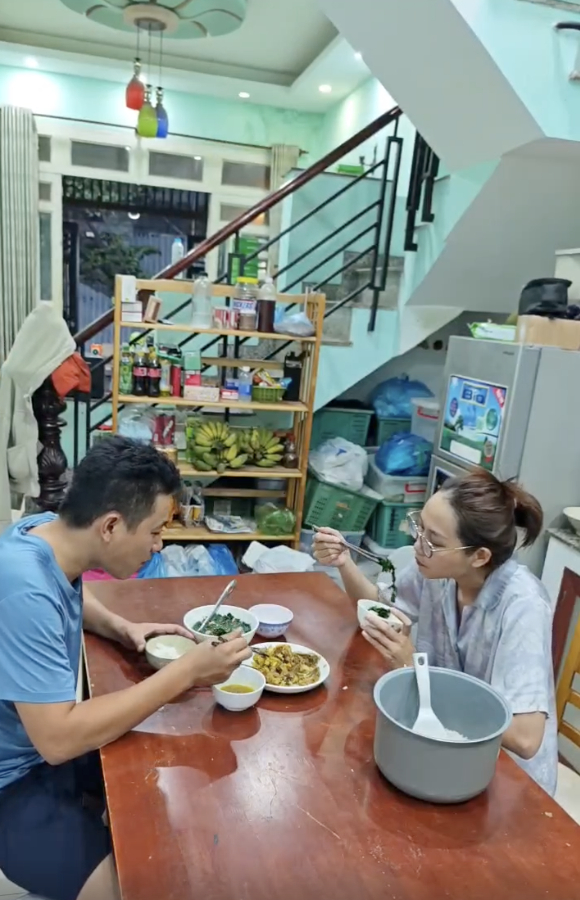 Hai vợ chồng Linh chuyển từ phòng trọ 16m2 sang ở ghép, thuê chung một căn nhà nguyên căn