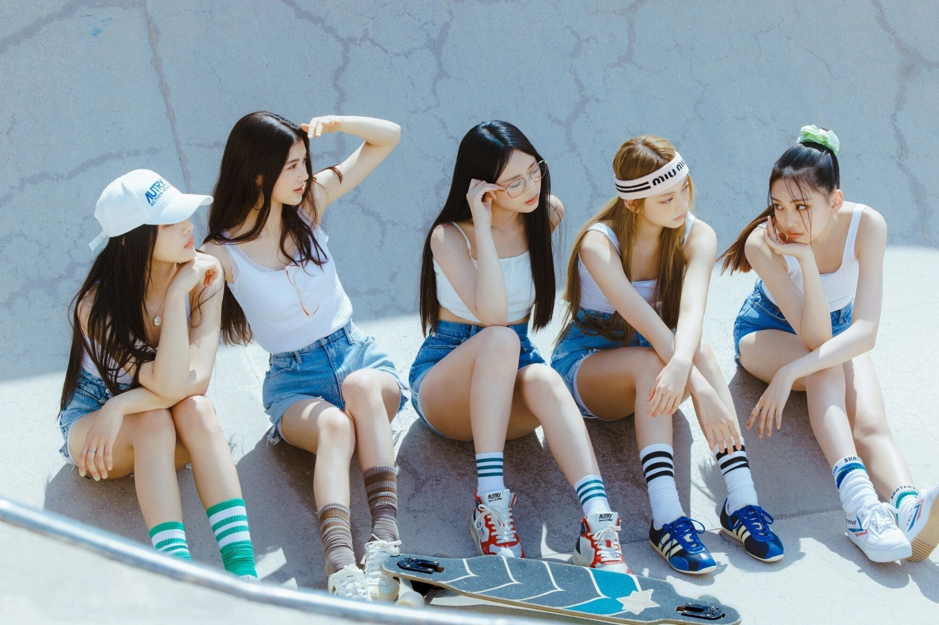 NewJeans ra mắt bất ngờ vào tháng 7/2022, trở thành làn gió mới oanh tạc Kpop