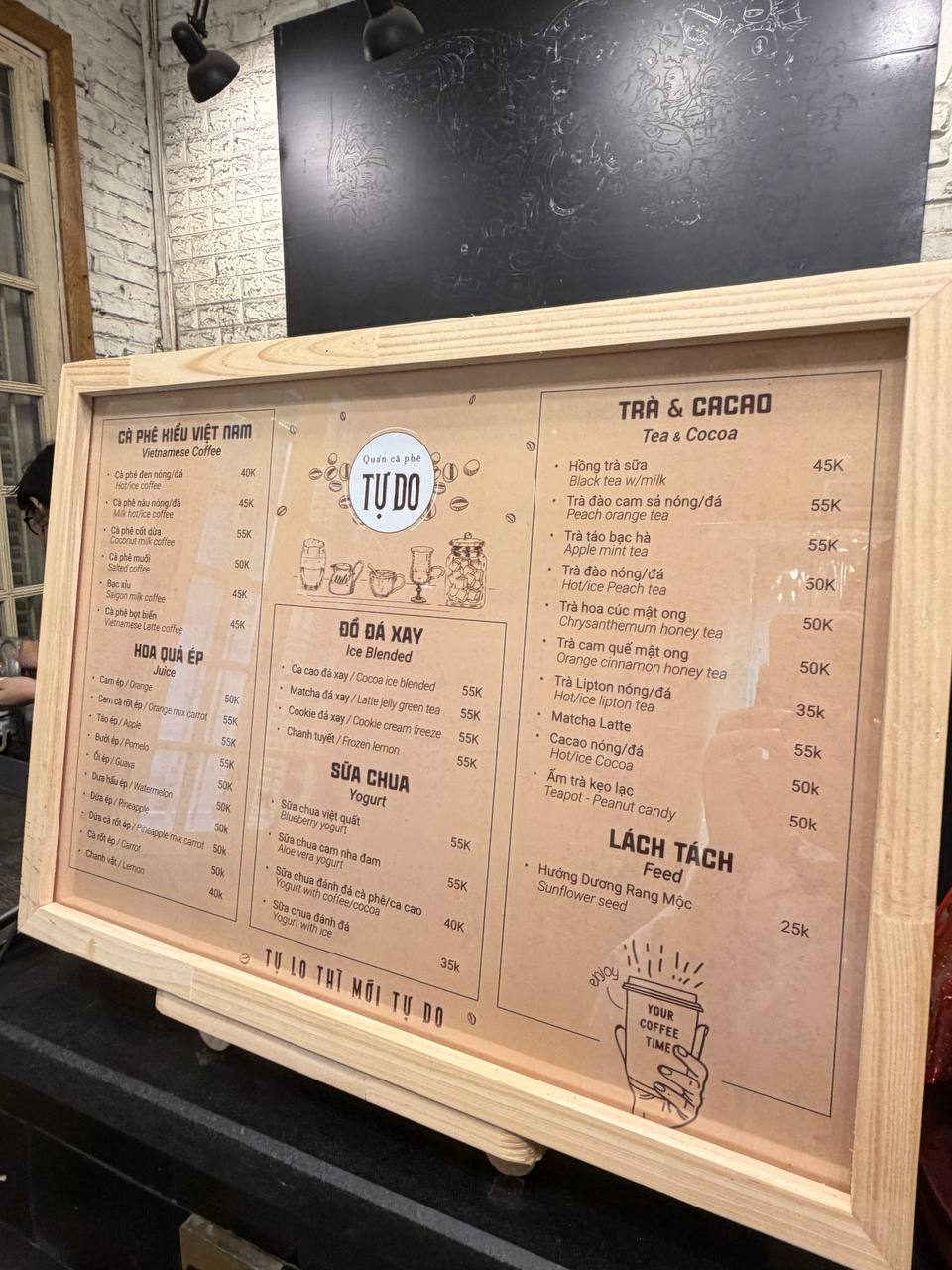 Thực đơn khá đơn giản với cà phê truyền thống, trà, trà sữa, nước ép, đồ đá xay và sữa chua