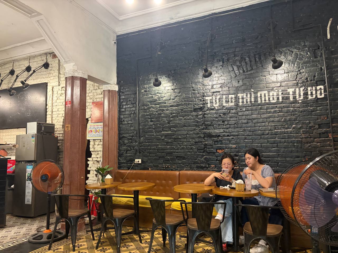 Quán cà phê của Thỏ Da LAB ngày càng đắt khách nhưng Thơm mới là người bị réo tên: “Hẹn 5 lần, 2 năm qua vẫn chưa thèm tới”