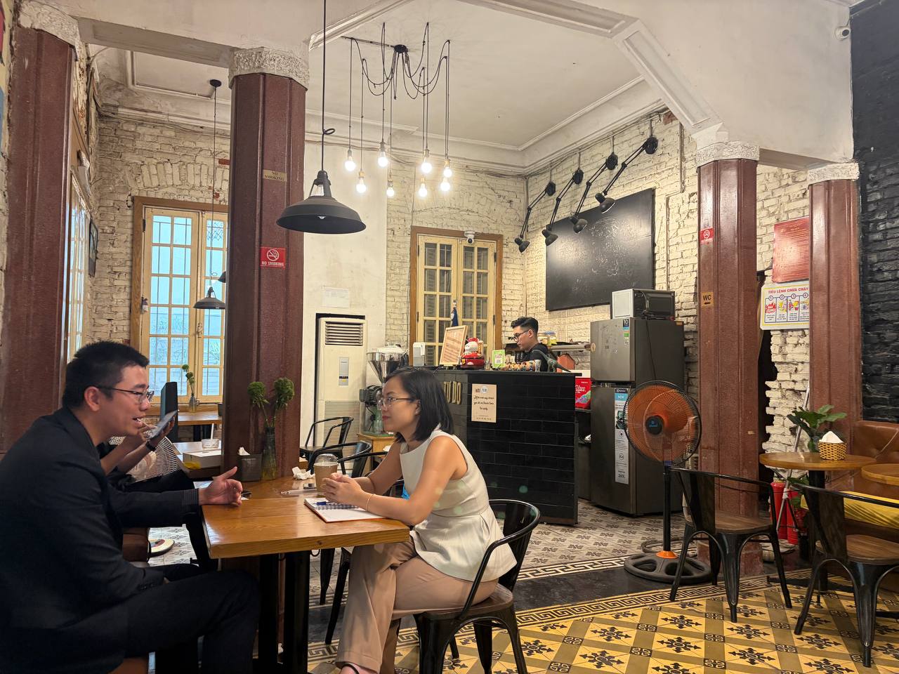 Quán cà phê của Thỏ Da LAB ngày càng đắt khách nhưng Thơm mới là người bị réo tên: “Hẹn 5 lần, 2 năm qua vẫn chưa thèm tới”