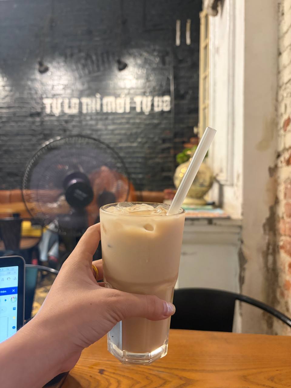 Quán cà phê của Thỏ Da LAB ngày càng đắt khách nhưng Thơm mới là người bị réo tên: “Hẹn 5 lần, 2 năm qua vẫn chưa thèm tới”