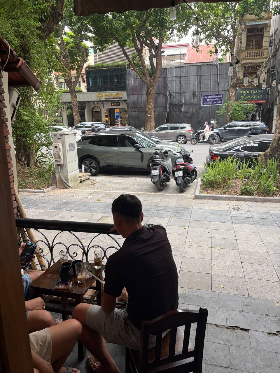Quán cà phê của Thỏ Da LAB ngày càng đắt khách nhưng Thơm mới là người bị réo tên: “Hẹn 5 lần, 2 năm qua vẫn chưa thèm tới”