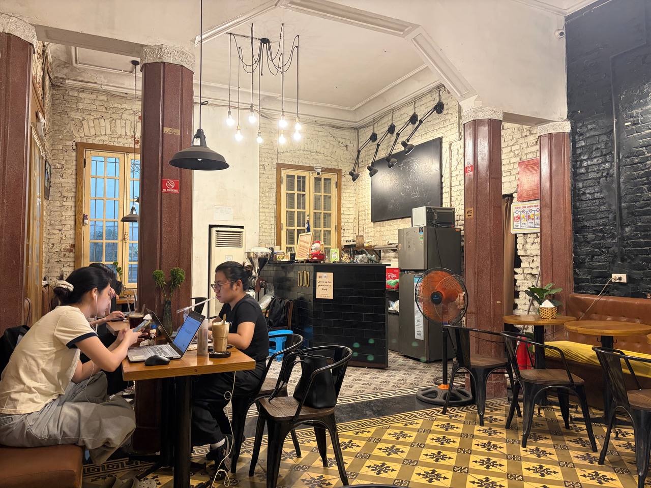Quán cà phê của Thỏ Da LAB ngày càng đắt khách nhưng Thơm mới là người bị réo tên: “Hẹn 5 lần, 2 năm qua vẫn chưa thèm tới”