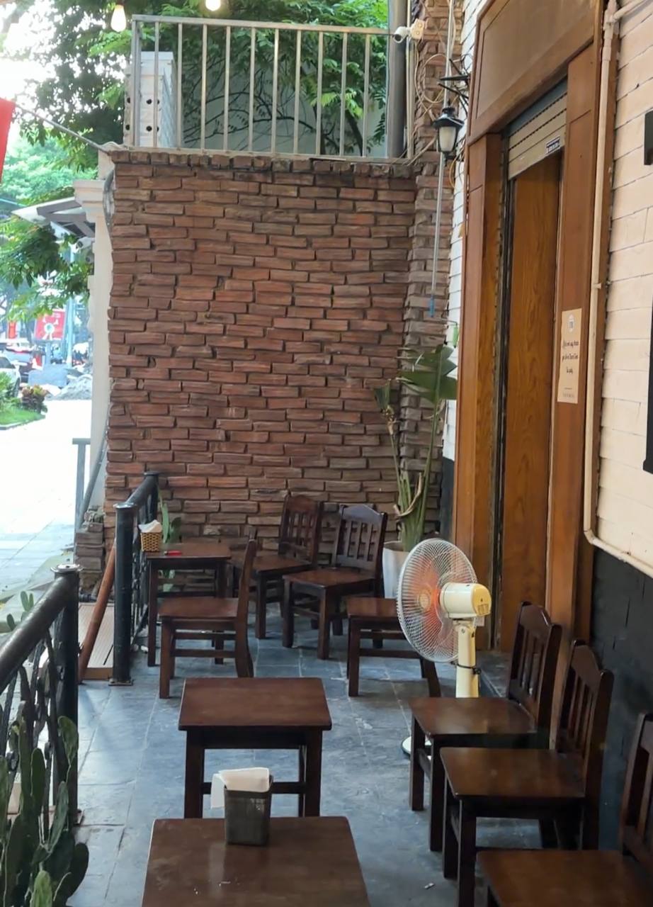 Quán cà phê của Thỏ Da LAB ngày càng đắt khách nhưng Thơm mới là người bị réo tên: “Hẹn 5 lần, 2 năm qua vẫn chưa thèm tới”