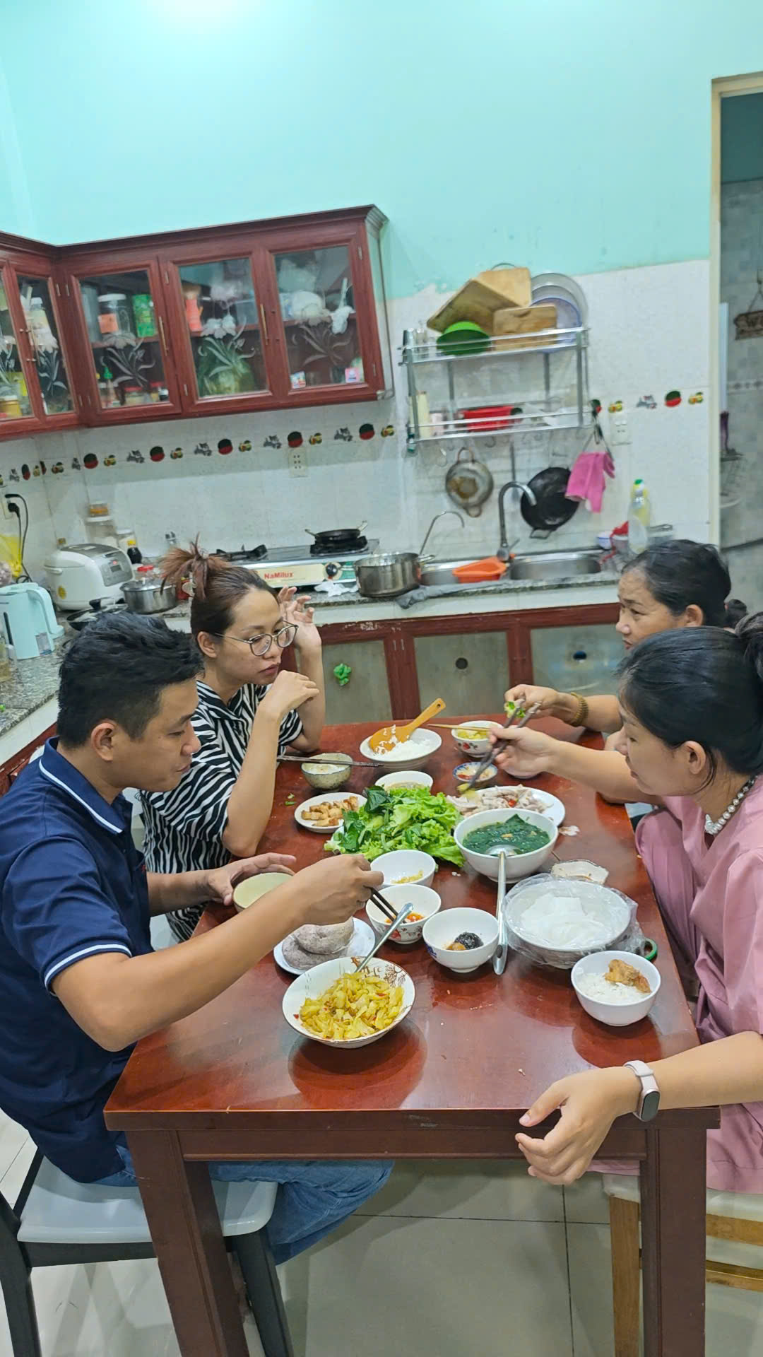 Khu vực bếp, bàn ăn, tầng trệt là không gian sinh hoạt chung của cả hai gia đình