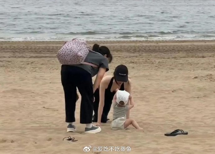 Hà Tuệ chơi cùng con trai đầu lòng ở bãi biển. Ảnh: Weibo.