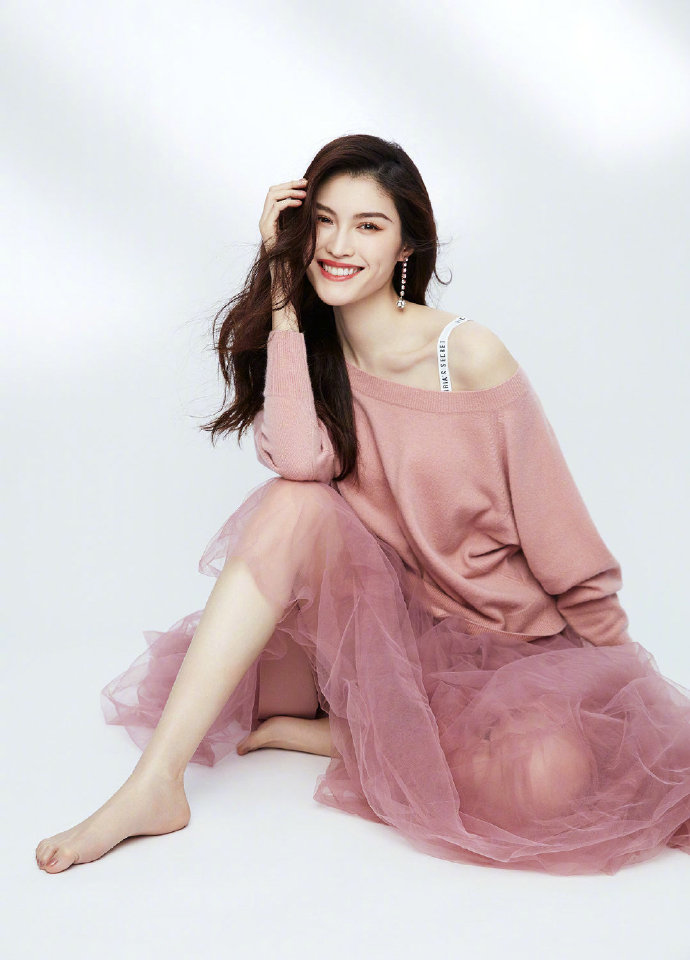 Vẻ đẹp ngọt ngào, sexy của Hà Tuệ. Ảnh: Sina.
