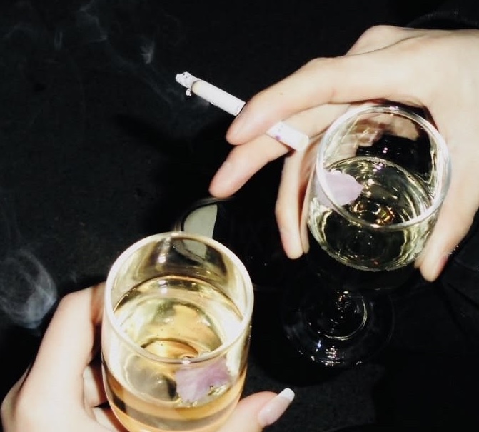 Người uống nhiều rượu bia, hút thuốc có nguy cơ cao mắc ung thư thận (Ảnh minh họa)