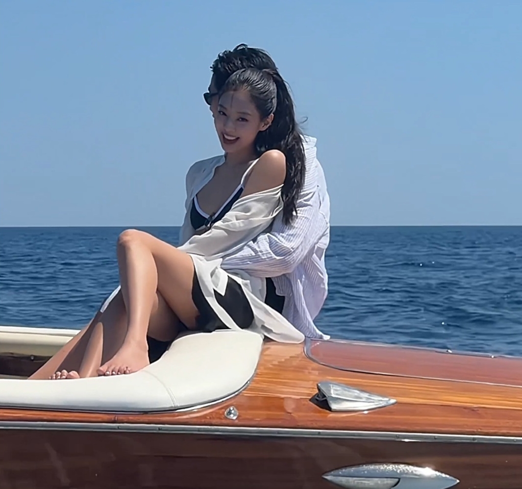 Jennie (BLACKPINK) nóng bỏng trong vòng tay
