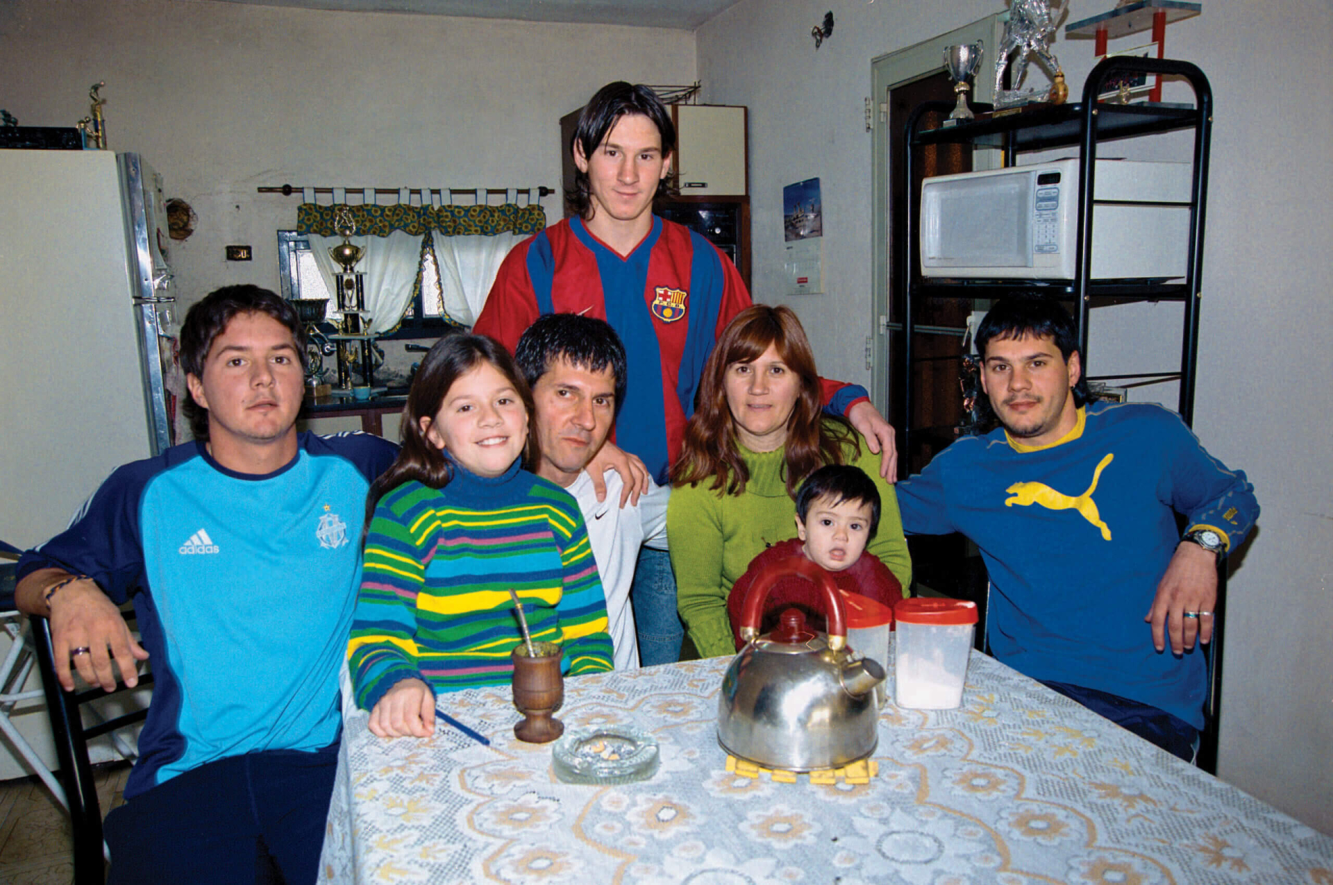 Gia đình Messi năm 2003, trong phòng khách nhỏ