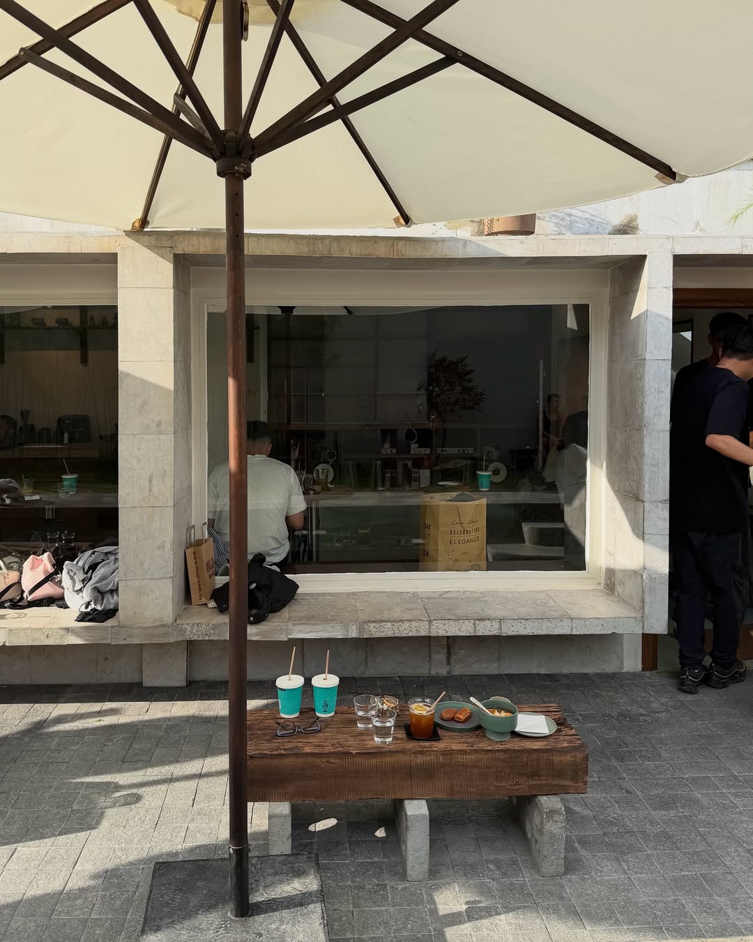 Không khó để bắt gặp cảnh những ly nước còn nguyên vẹn bị bỏ quên trên bàn đến tan đá, xẹp bọt, và cuối cùng được dọn thẳng vào thùng rác. Ảnh: Quân Nguyễn