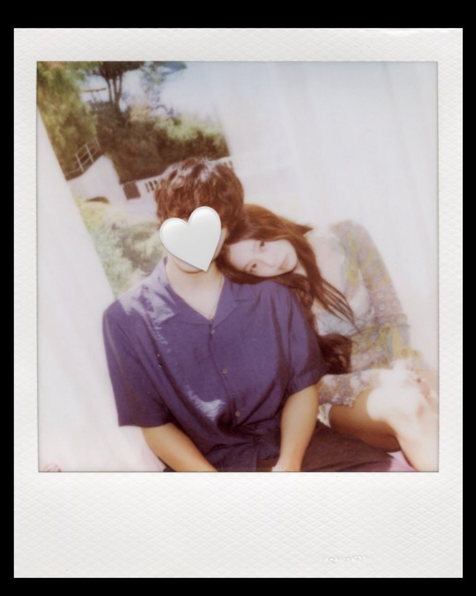 Trước đó, trong hình ảnh nhá hàng đầu tiên cho MV Less Than A Lover, Jennie bất ngờ “dội bom” mạng xã hội bằng hình ảnh tựa vai Nah Kai đầy tình tứ. Ảnh: X