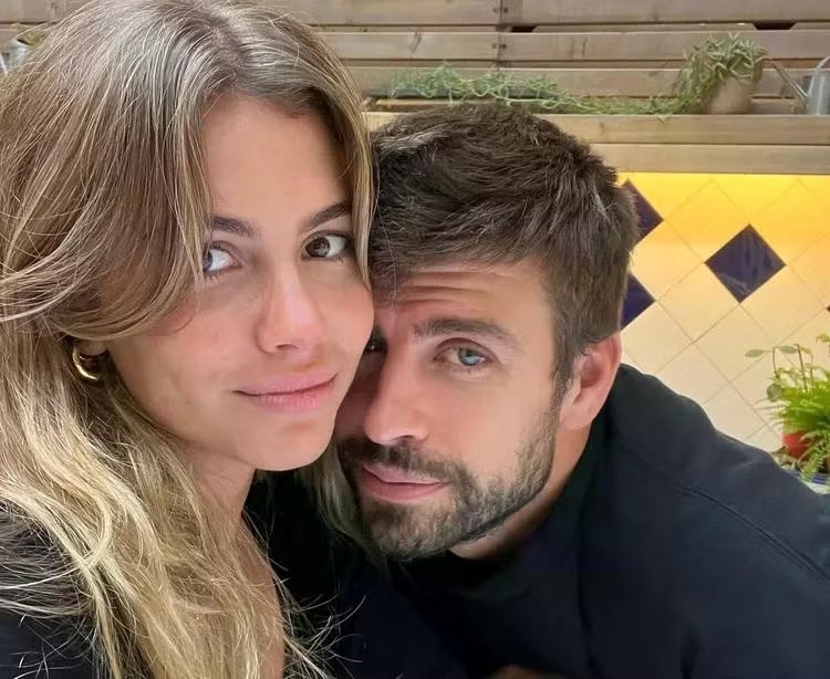 Piqué hẹn hò với bạn gái Clara Chía Martí. Ảnh: IGNV
