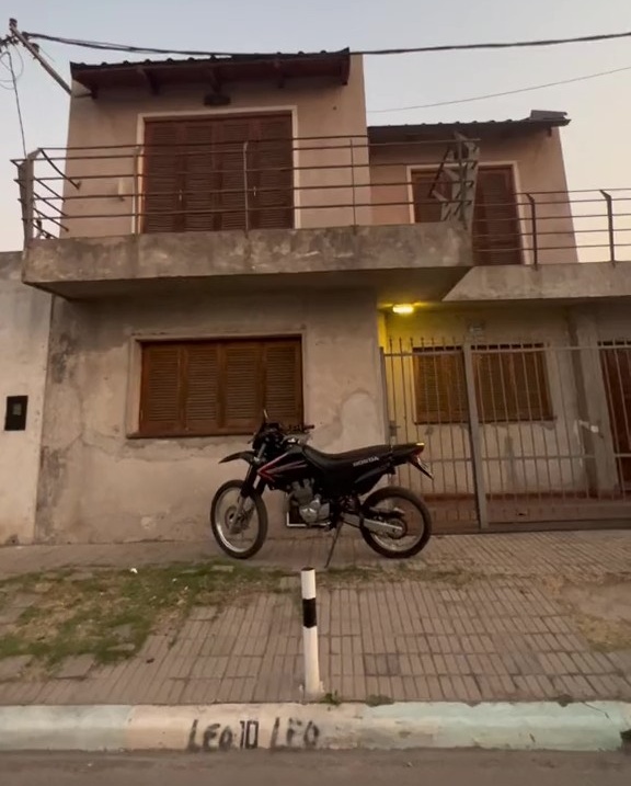 Căn nhà vốn có màu xám xi măng (Ảnh cắt từ clip/ @alaskkag)