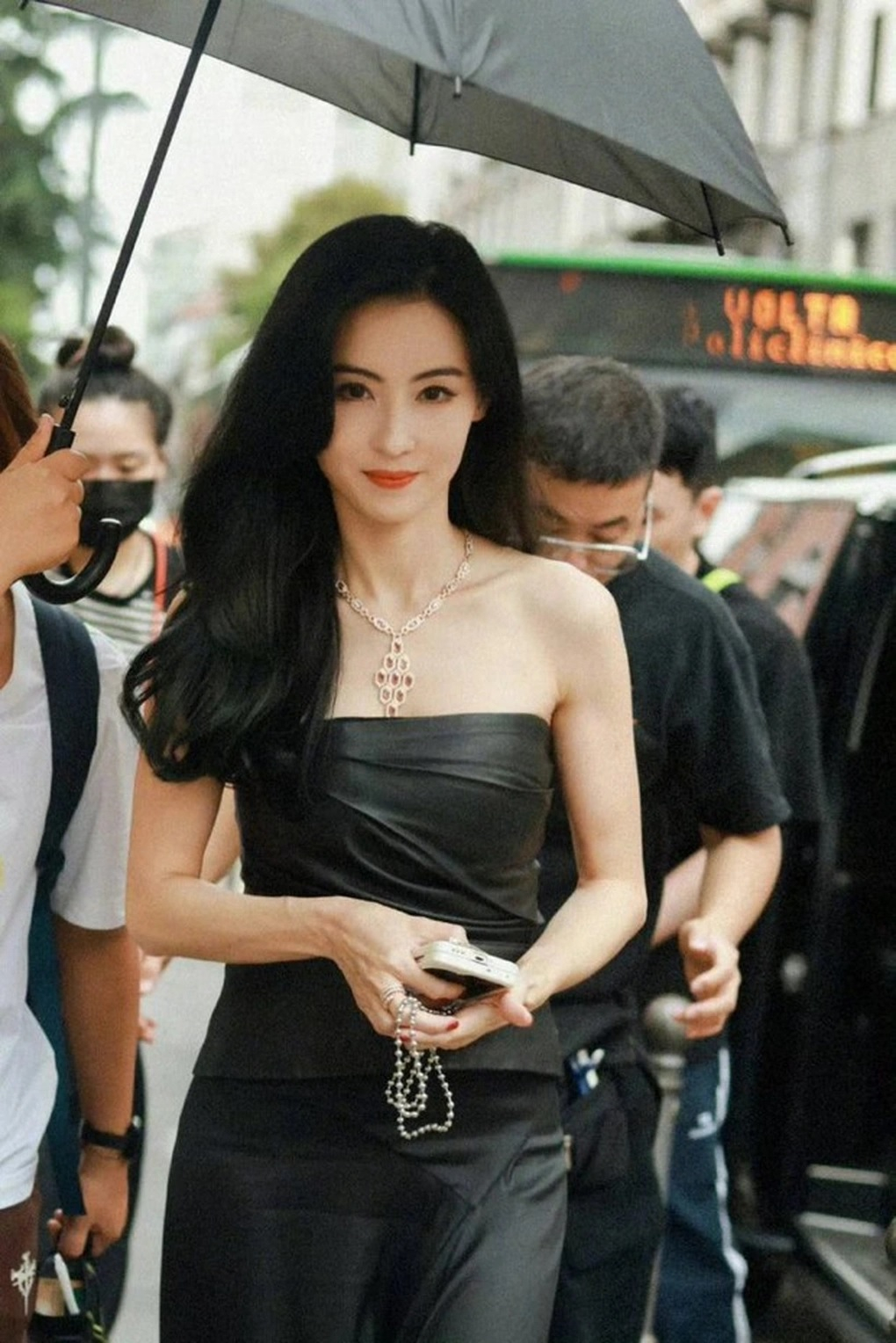 ... và thuê người hãm hại Trương Bá Chi. Ảnh: Weibo