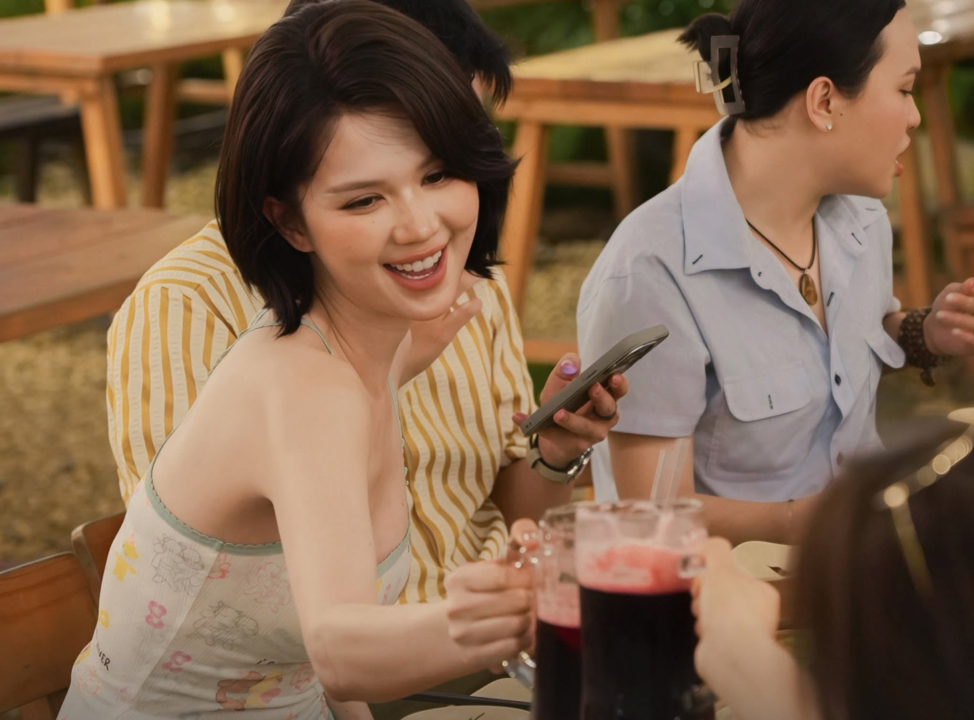 Ngọc Trinh liên tục quảng bá 2 nhà hàng, nhưng review thật trên Google lại hé lộ vô số điểm trừ