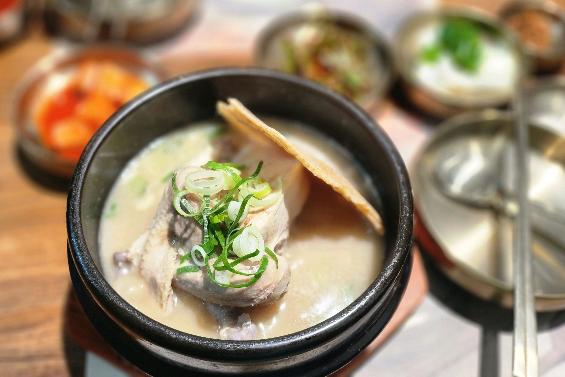 Trấn Thành thức 3 đêm không ngủ chỉ vì một tô cháo ở quê Hariwon
