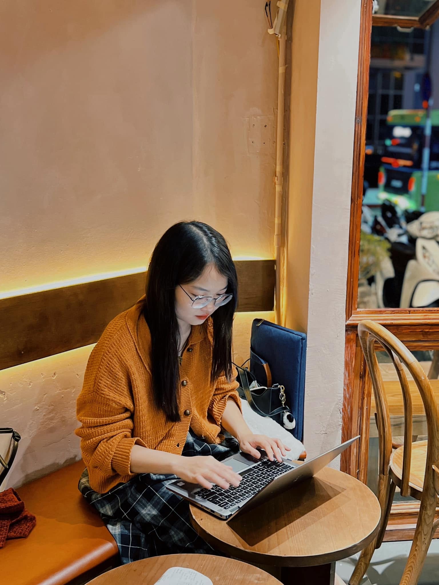 Công việc của Mai Lệ phải lên ý tưởng, dealine liên tục.