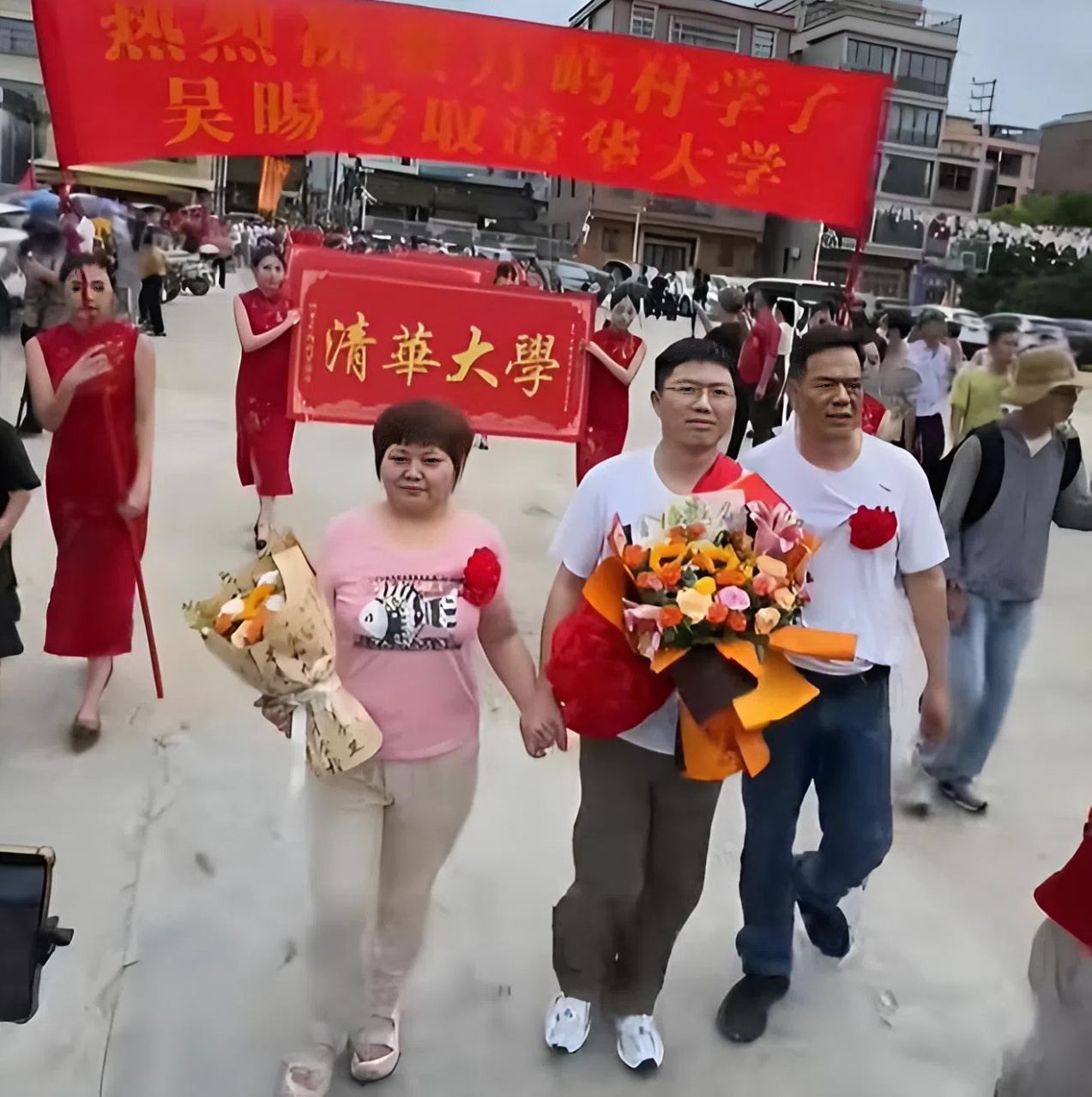 Nam sinh là người đầu tiên trong dòng họ đỗ vào Đại học Thanh Hoa sau 520 năm lập tộc
