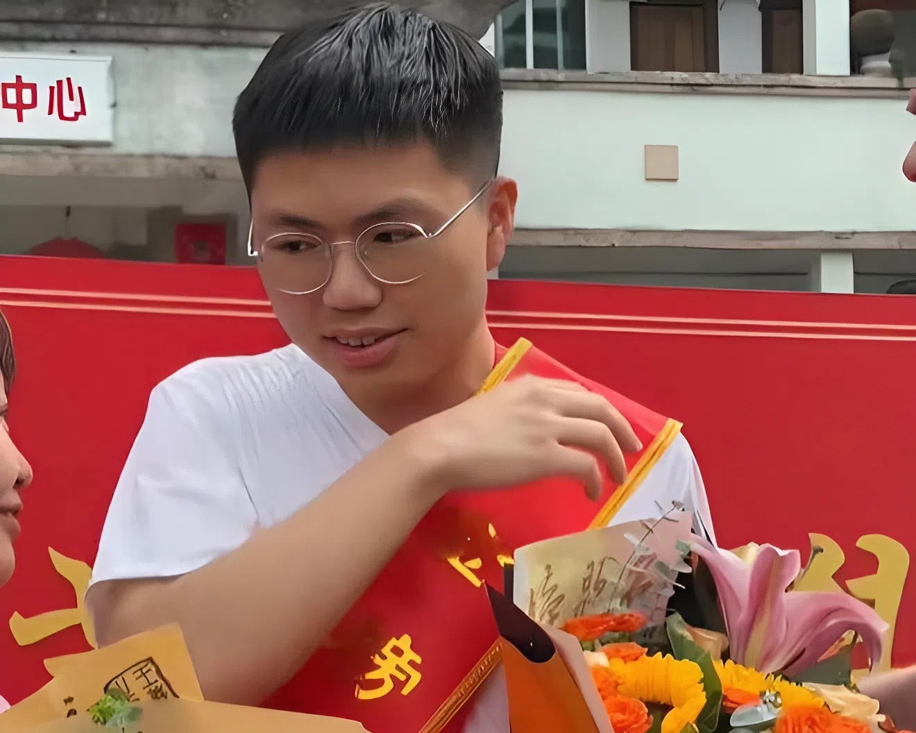 Nam sinh đã nhận được 1 triệu tệ (khoảng 3,8 tỷ đồng) tiền thưởng từ gia tộc