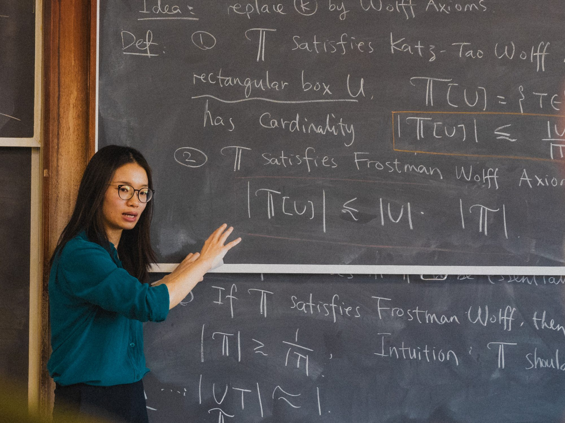 Vương Hồng, Giáo sư Bạc (Silver Professor) ngành Toán học tại Viện Toán học Courant, Đại học New York, đang trình bày công trình về giả thuyết Kakeya vào ngày 10/3/2025 (Ảnh: David Song/NYU)