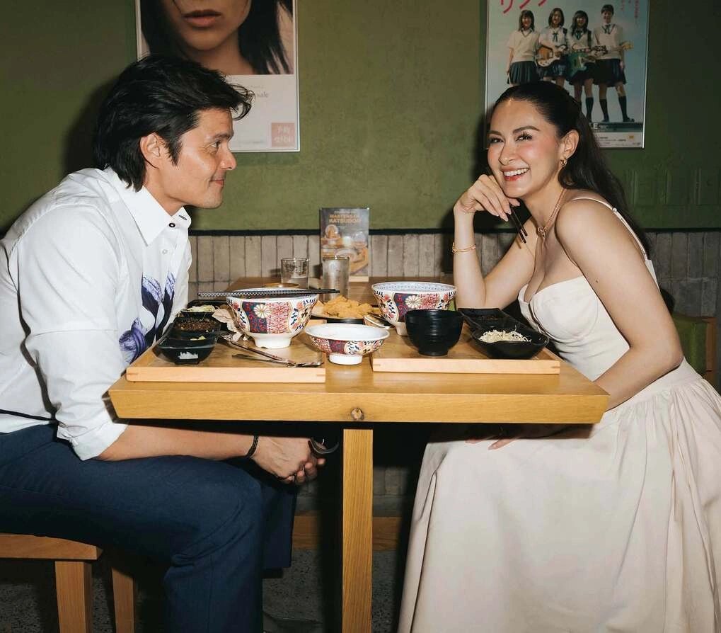 Dingdong Dantes say đắm ngắm nhìn bà xã Marian Rivera mà quên mất luôn cả việc ăn uống. Ánh mắt si tình mà nam tài tử Vũ Điệu Hoang Dã dành cho vợ yêu đã biến khung hình đời thường thành tấm poster phim ngôn tình. Ảnh: X