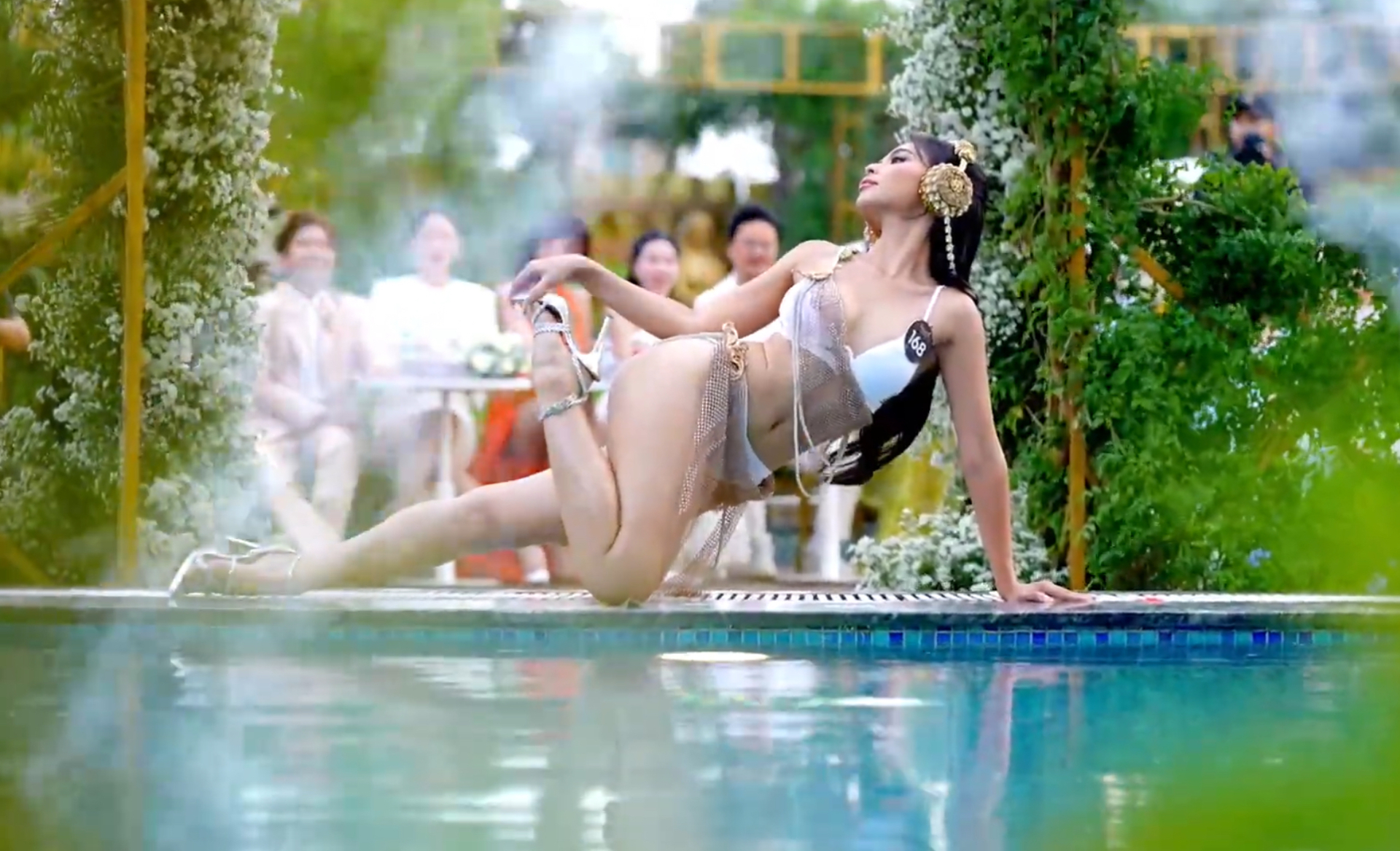 Thí sinh Miss Grand Vietnam tự ý thay đổi phần trình diễn diễn bikini so với tổng duyệt, uốn éo gây phản cảm