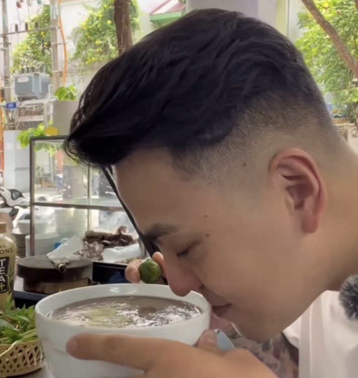 Khách Trung Quốc từng ghét cay đắng món lòng, giờ bay gần 3000km chỉ để húp cạn một tô cháo
