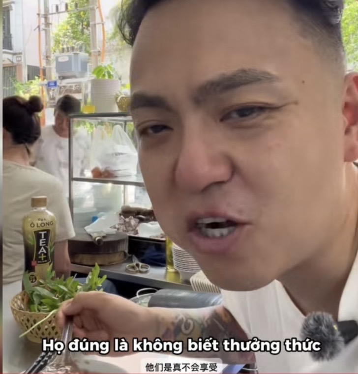 Khách Trung Quốc từng ghét cay đắng món lòng, giờ bay gần 3000km chỉ để húp cạn một tô cháo