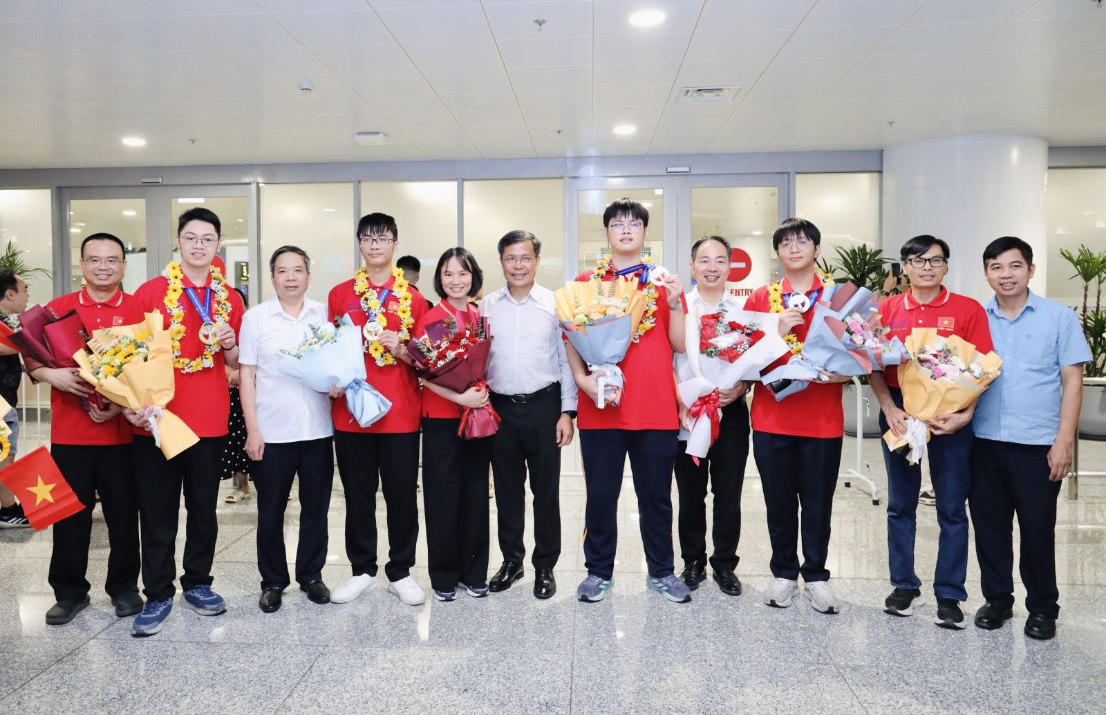 Lãnh đạo Cục Quản lý chất lượng, Bộ GDĐT; Sở GDĐT Phú Thọ, Trường Đại học Sư phạm Hà Nội đón đoàn học sinh tham dự IChO 2026 trở về từ Uzbekistan (Ảnh: MOET)