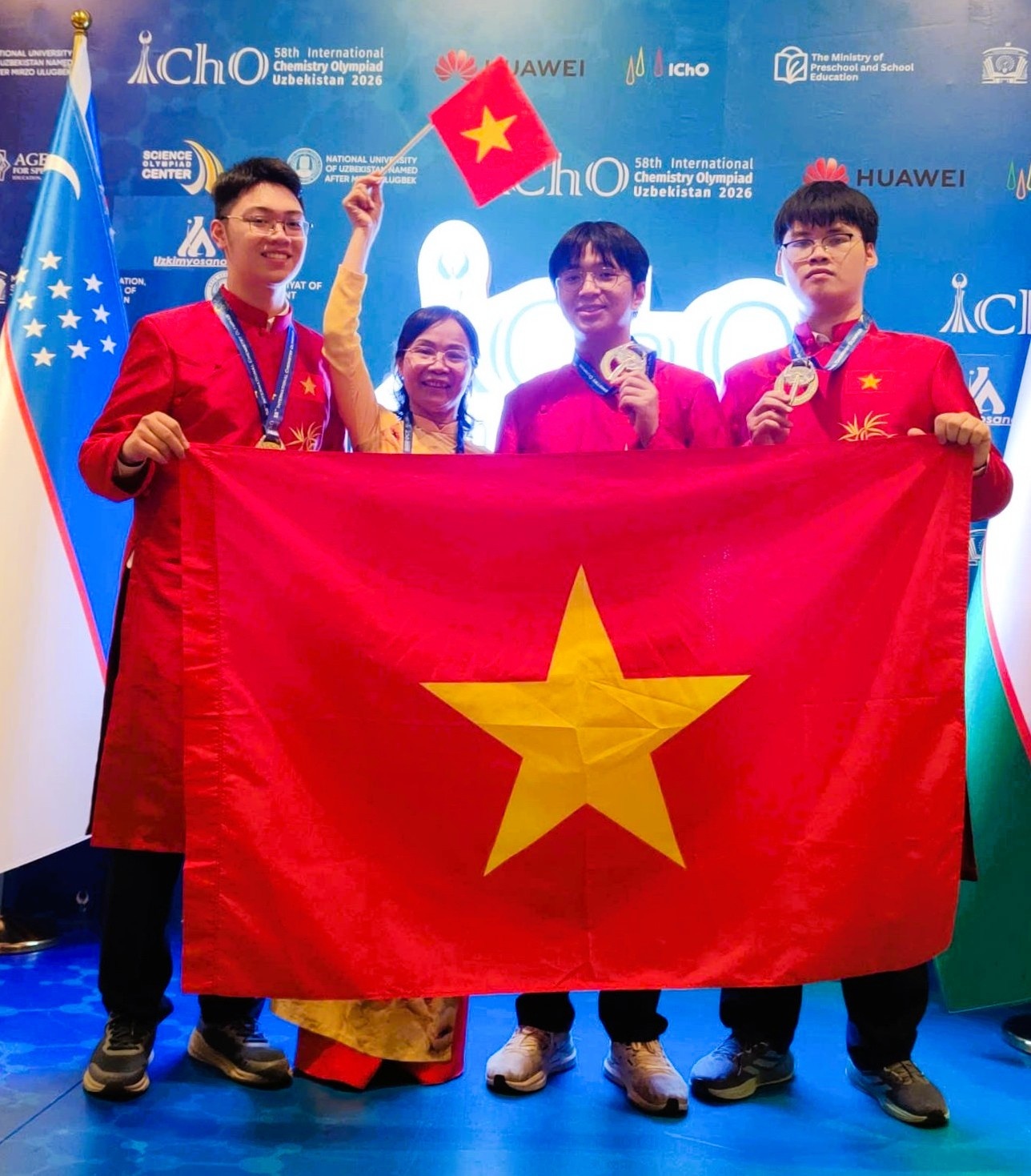 Nguyễn Thế Minh, Nguyễn Mạnh Tuấn và Trần Hoàng Nam (lần lượt từ trái qua) chụp ảnh cùng cô giáo chủ nhiệm (Ảnh: Vietnamnet)
