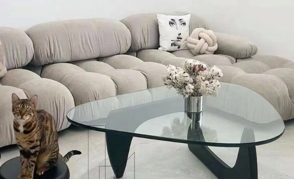 Vì sao ngày càng nhiều gia đình không còn dùng bàn trà mặt kính? 2 lựa chọn cho phòng khách đang dần trở thành xu hướng mới