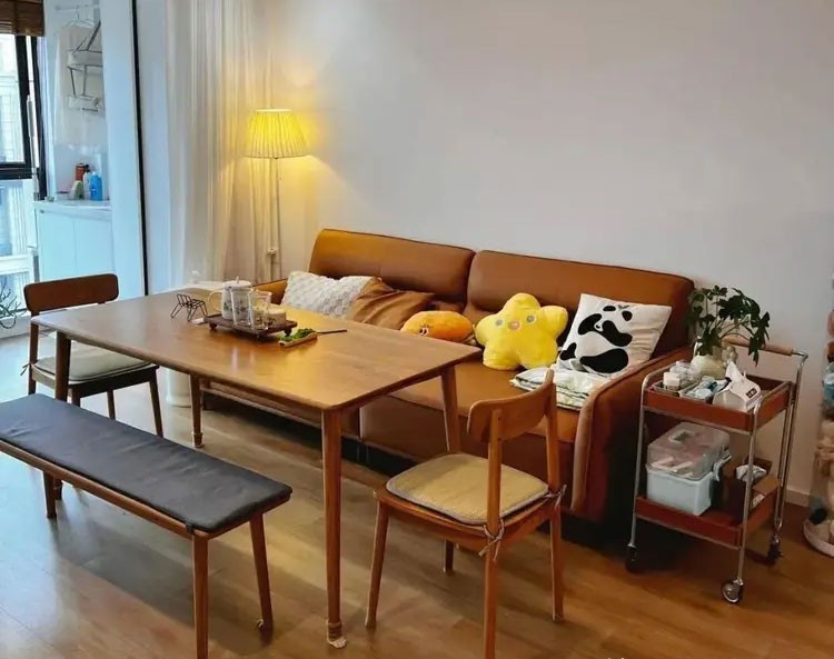 Vì sao ngày càng nhiều gia đình không còn dùng bàn trà mặt kính? 2 lựa chọn cho phòng khách đang dần trở thành xu hướng mới