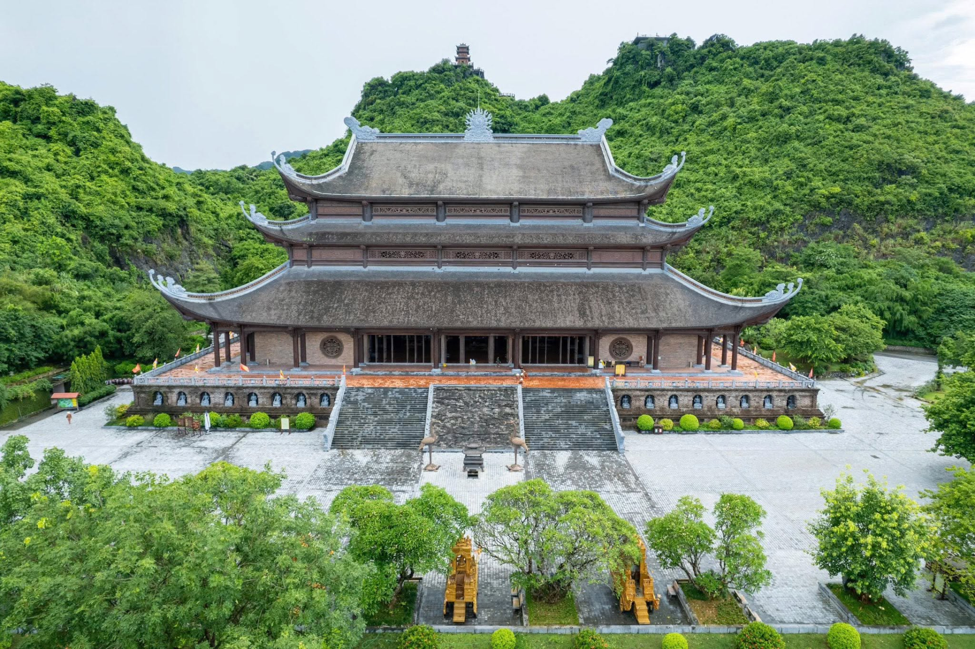 Việt Nam có ngôi chùa lớn nhất thế giới: Rộng 5.000ha, tượng Quan Âm nặng 100 tấn đồng, có hơn 30.500 bức tranh đá từ núi lửa Indonesia