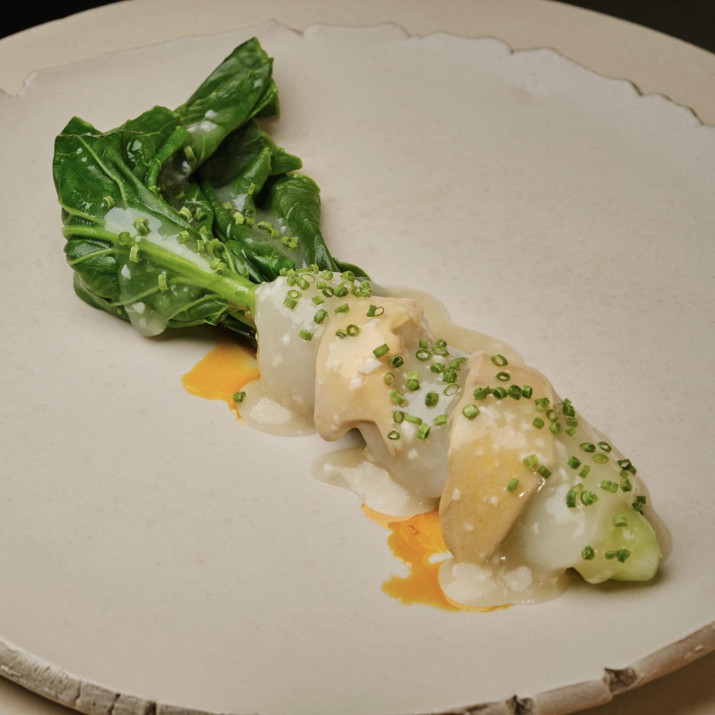 Chi hơn 32 triệu cho bữa tối nhà hàng fine dining ở TP.HCM, cô gái nhận về hàng loạt bình luận chê cách bày món không xứng tầm