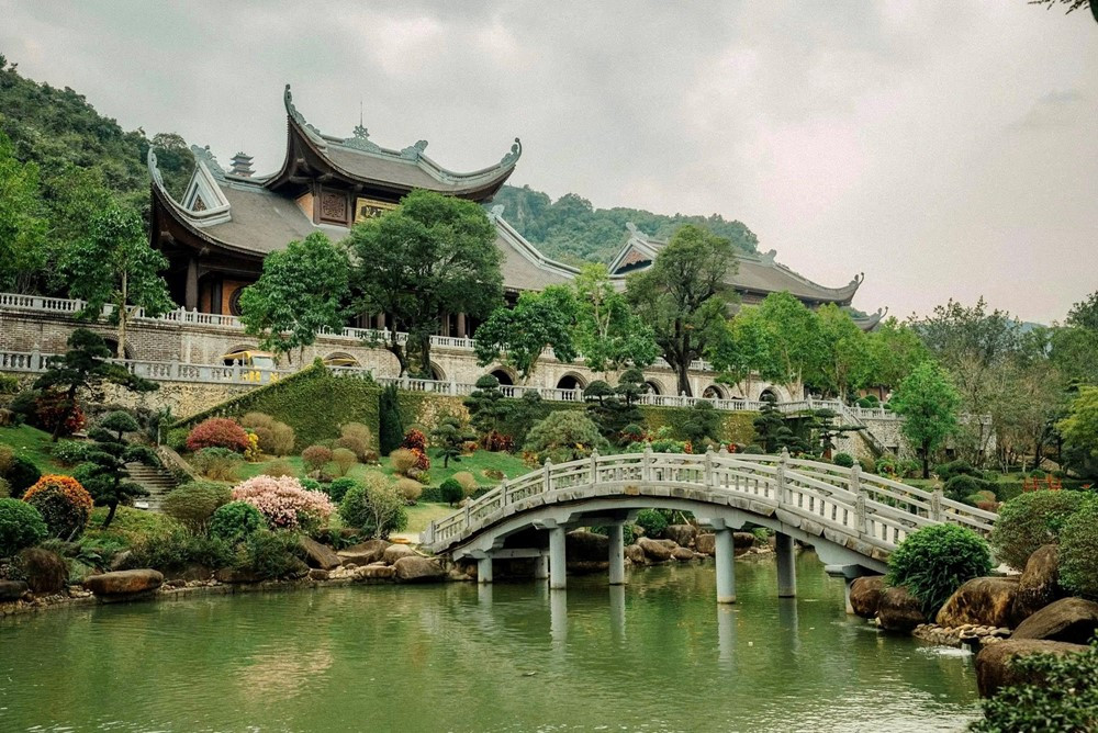 Việt Nam có ngôi chùa lớn nhất thế giới: Rộng 5.000ha, tượng Quan Âm nặng 100 tấn đồng, có hơn 30.500 bức tranh đá từ núi lửa Indonesia
