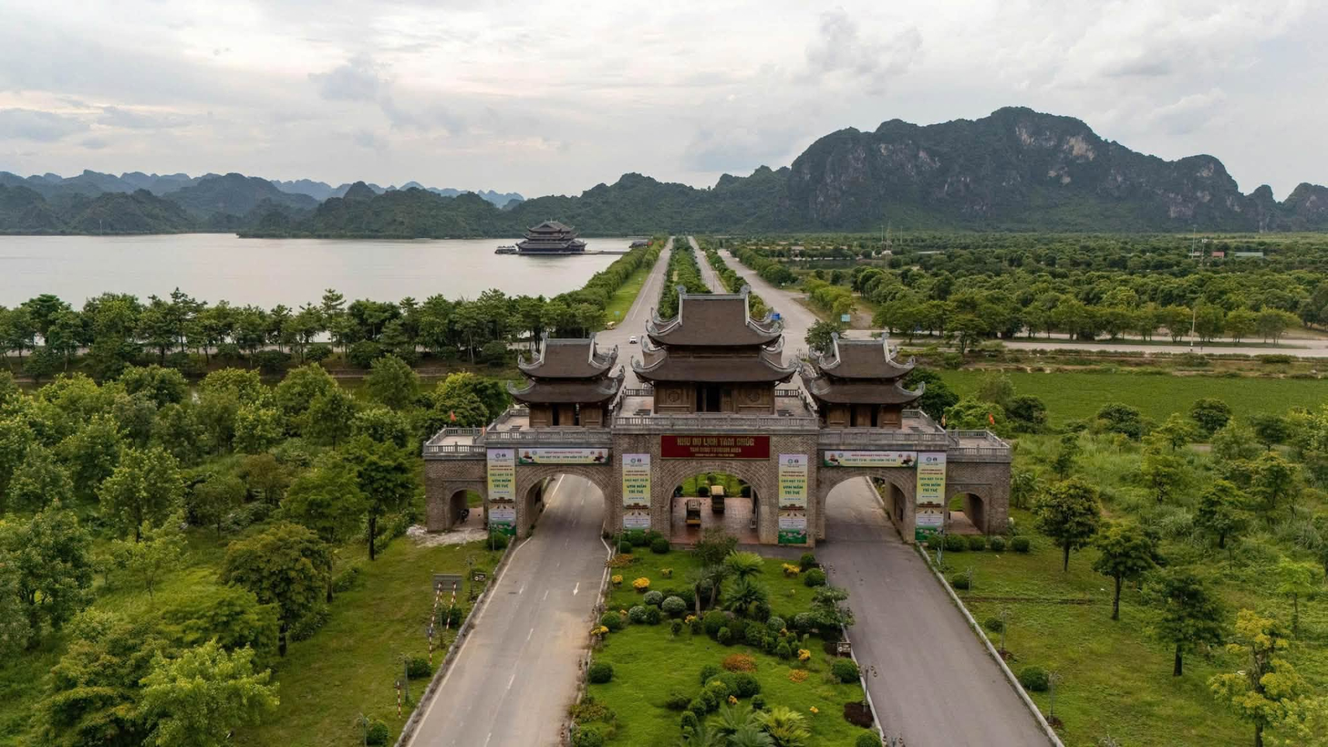 Việt Nam có ngôi chùa lớn nhất thế giới: Rộng 5.000ha, tượng Quan Âm nặng 100 tấn đồng, có hơn 30.500 bức tranh đá từ núi lửa Indonesia