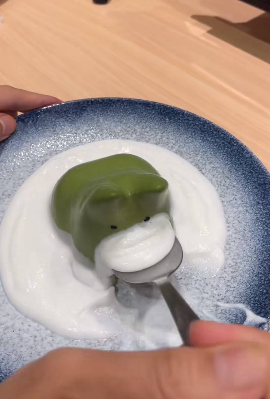 Món pudding nhún nhảy cũng được hân viên cầm đĩa lắc qua lắc lại để chiếc bánh rung rinh theo