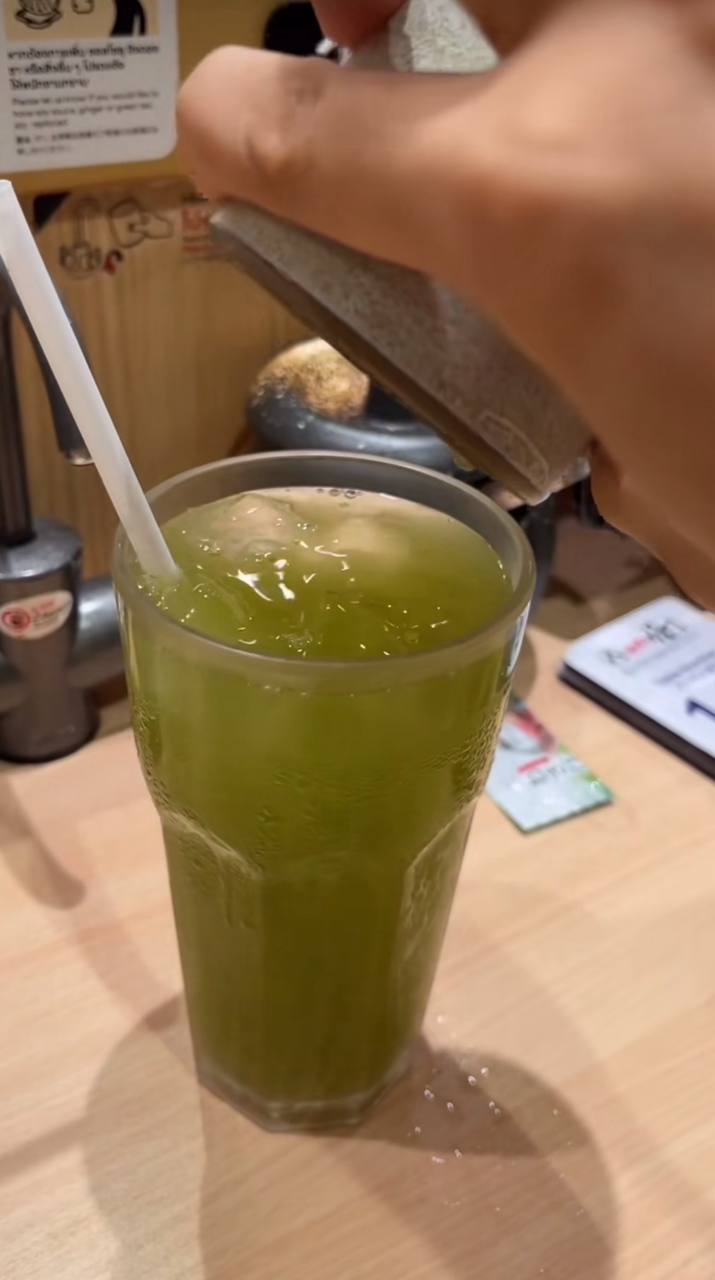 Ngay tại mỗi bàn đều có vòi nước để khách tự pha bột matcha. Nguồn: Dinh Áo Bông