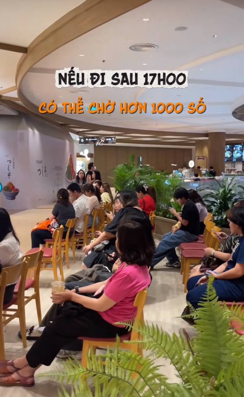 Nhà hàng sushi này luôn đông nghịt khách chờ sau 17h. Nguồn: Dinh Áo Bông