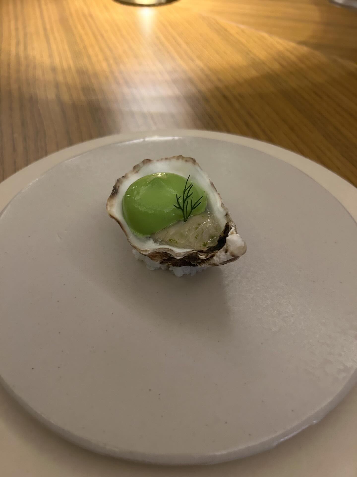 Chi hơn 32 triệu cho bữa tối nhà hàng fine dining ở TP.HCM, cô gái nhận về hàng loạt bình luận chê cách bày món không xứng tầm